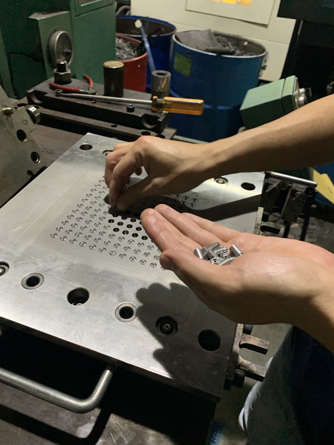 人員將小型模具組件裝入模板