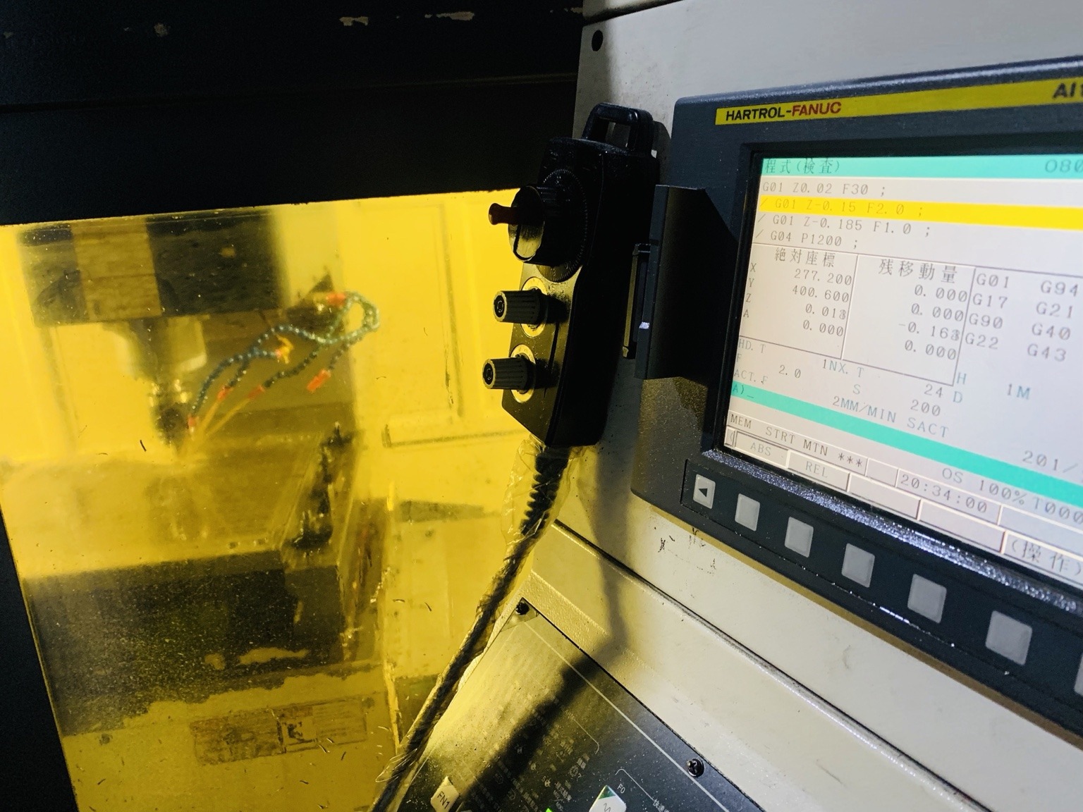 CNC 控制器及機台內加工情景