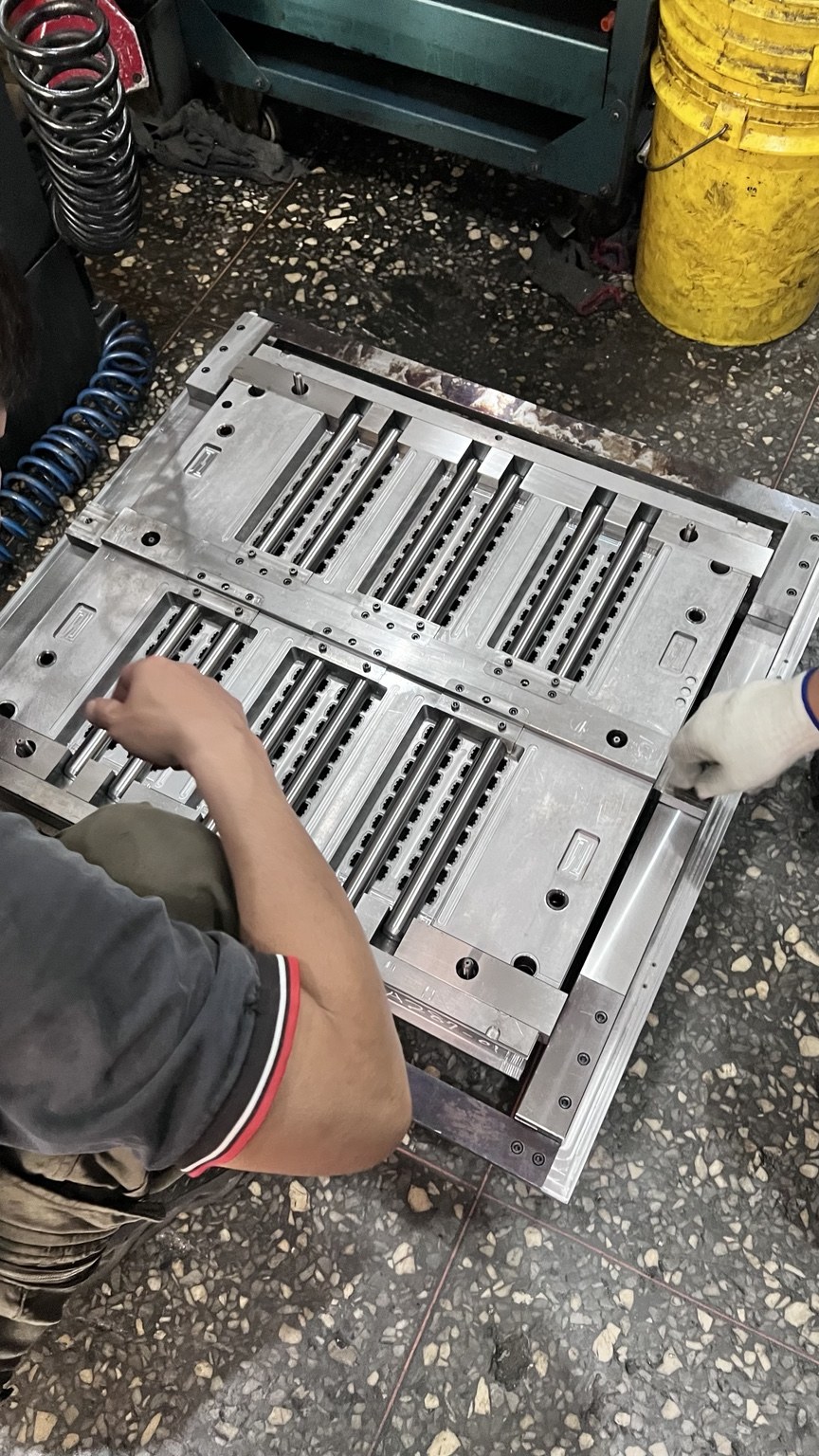 人員進行多組模具組裝作業